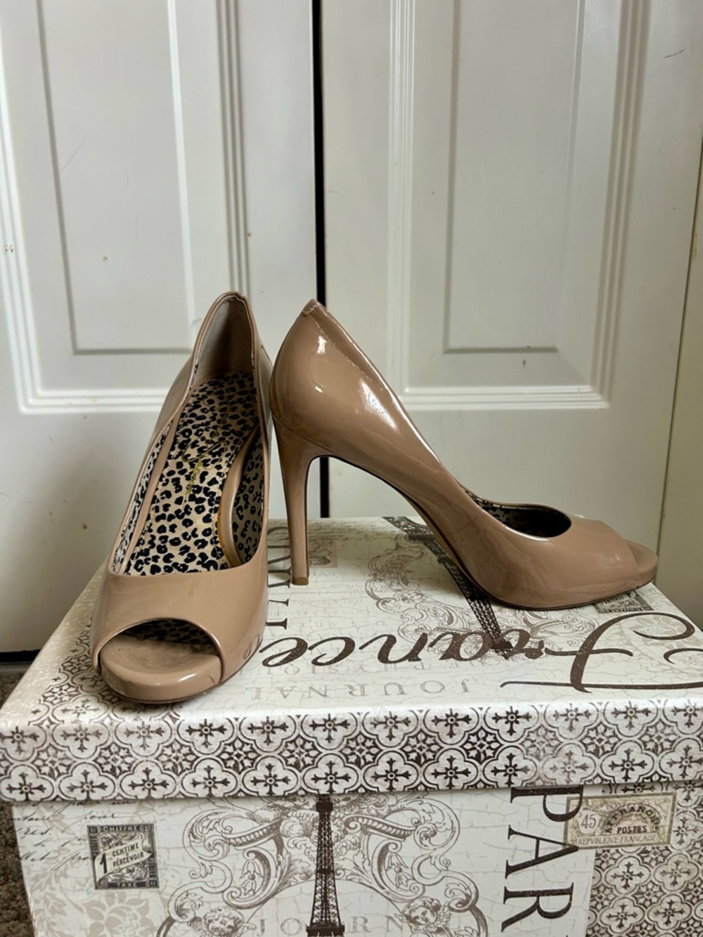 Jessica Simpson Nude Patent Peep Toe Stiletto Heels Sz 8B Leopard Insole Classic